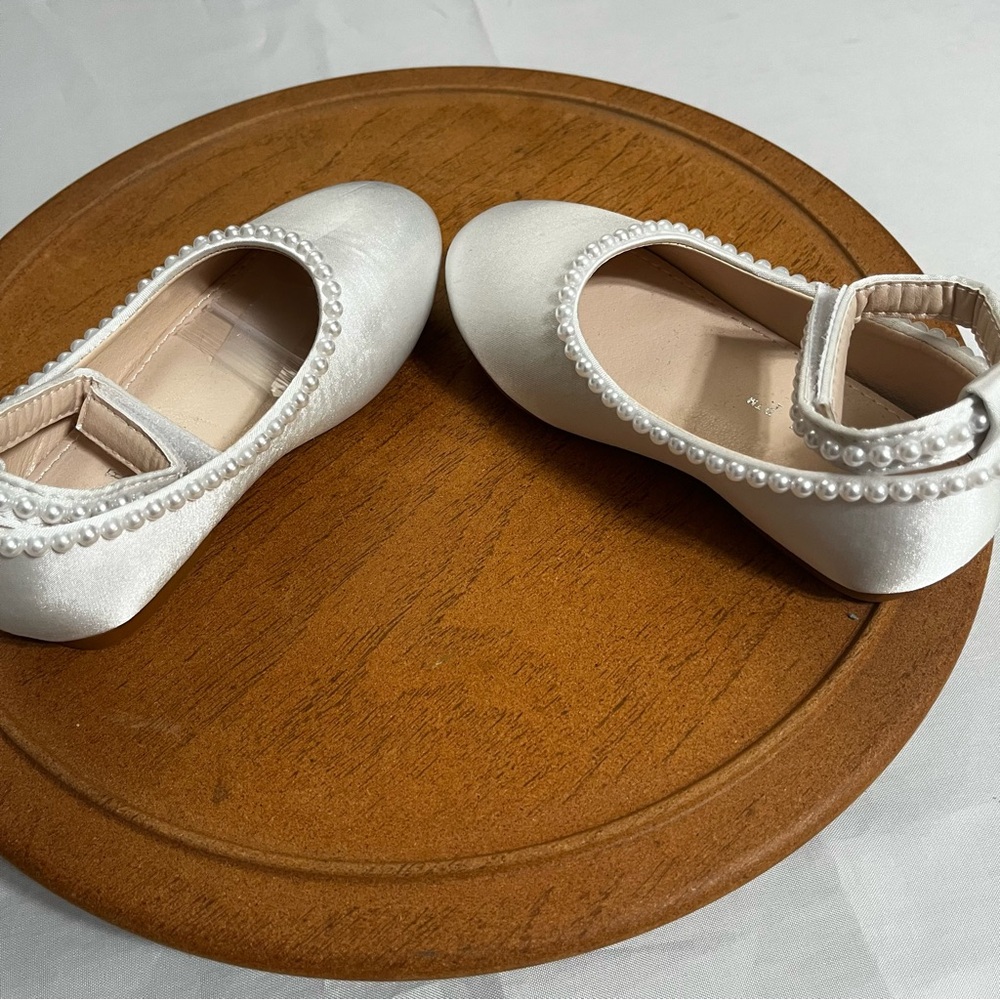 Kailee P White Satin  Girls Dress Shoes with Pearl Trim Sz 7 - Picture 4 of 8